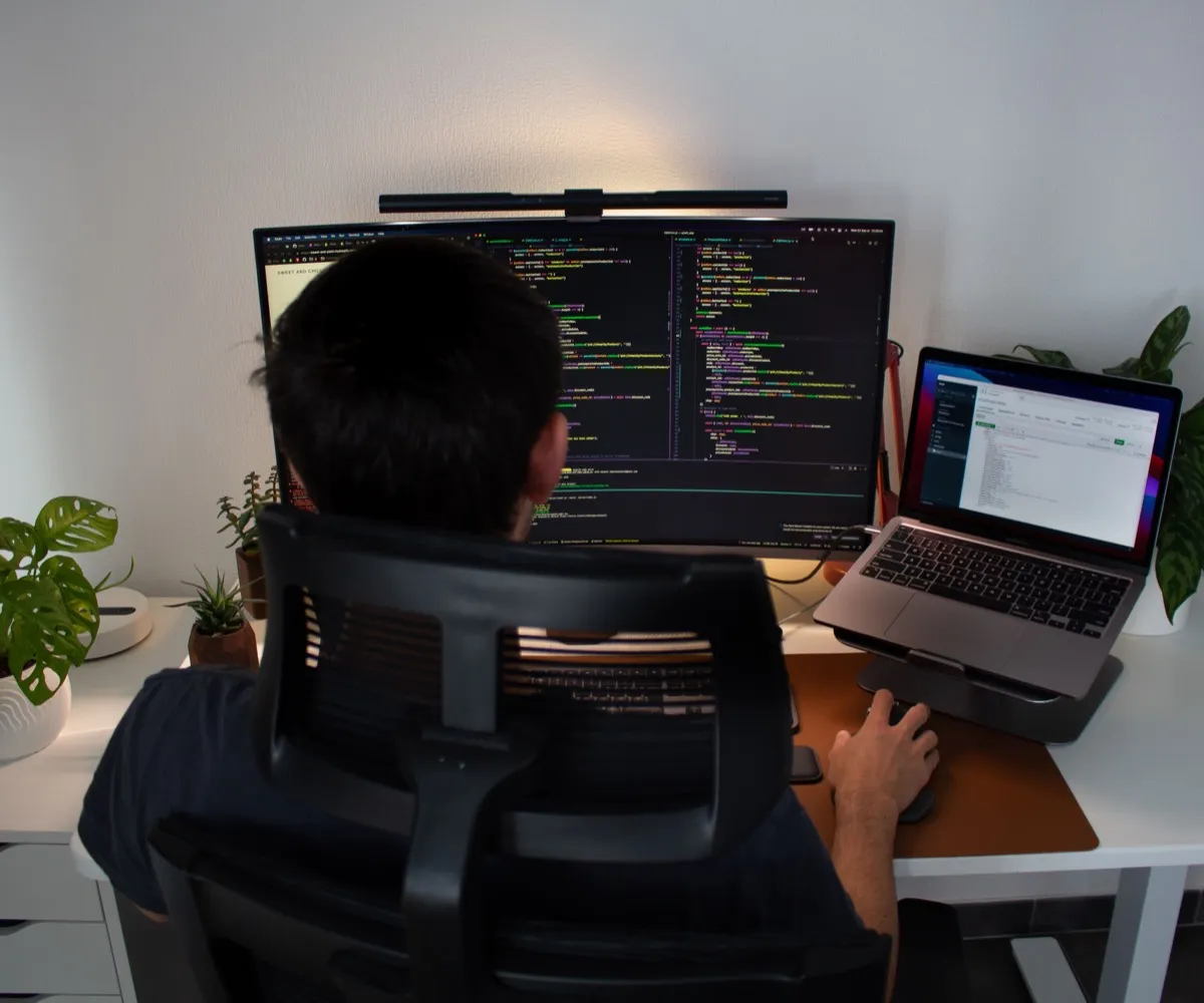 Alexis à son bureau, du code Shopify à l'écran